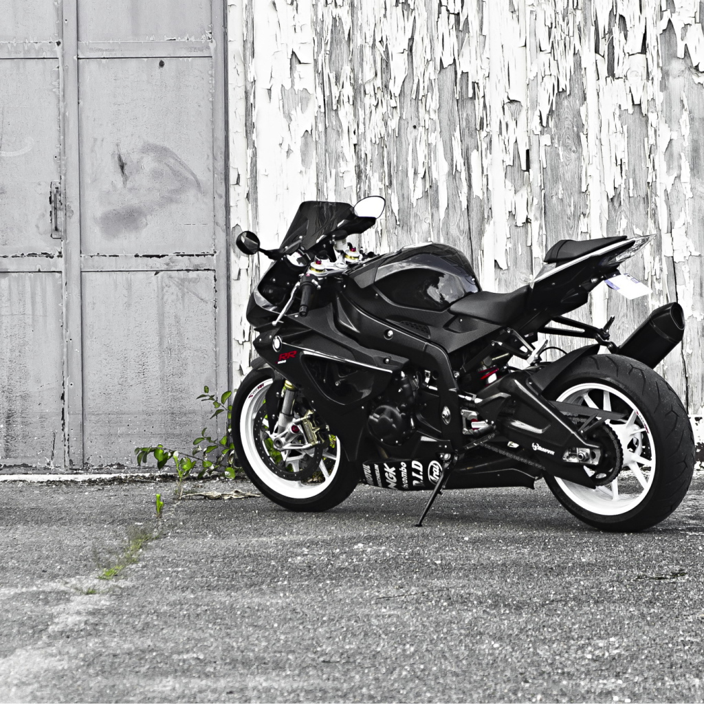 Черный гоночный мотоцикл