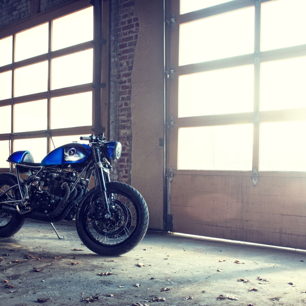 Синий байк в гараже