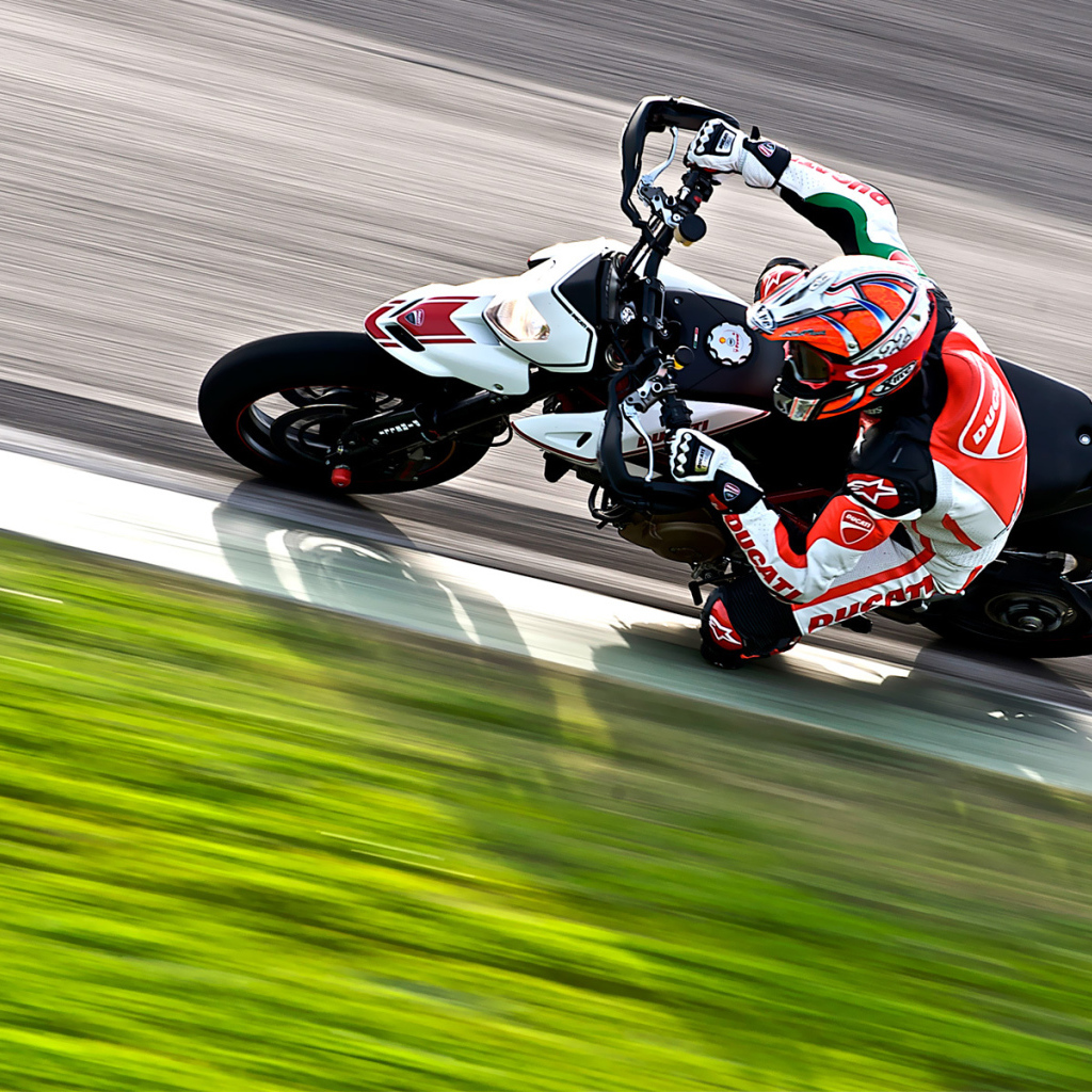 Быстрый мотоцикл Ducati Hypermot ard SP