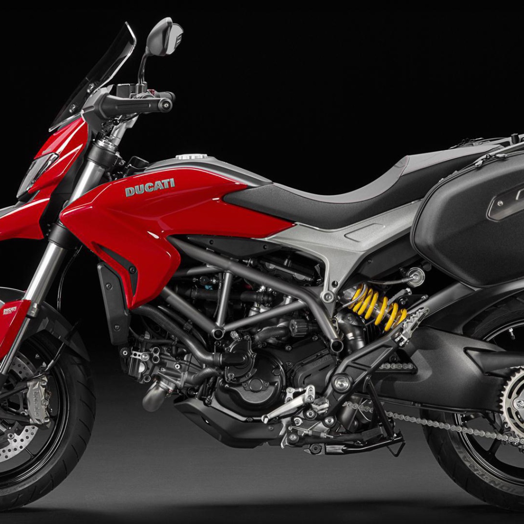 Быстрый мотоцикл Ducati Hyperstrada