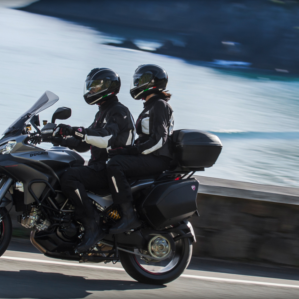 Быстрый мотоцикл Ducati Multistrada 1200 S Granturismo