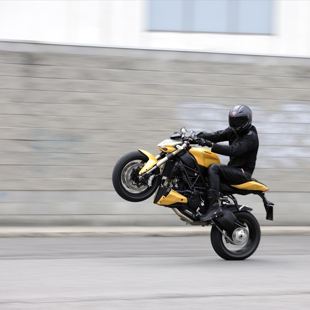 Быстрый мотоцикл Ducati Streetfighter 848