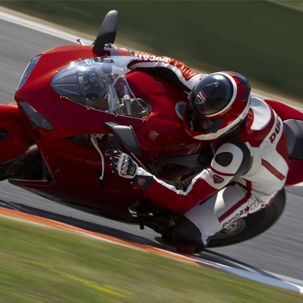 Быстрый мотоцикл Ducati Superbike 848 Evo