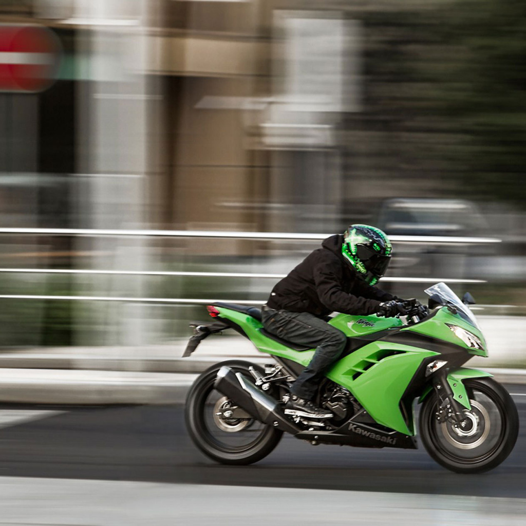 Быстрый мотоцикл Kawasaki Ninja 300