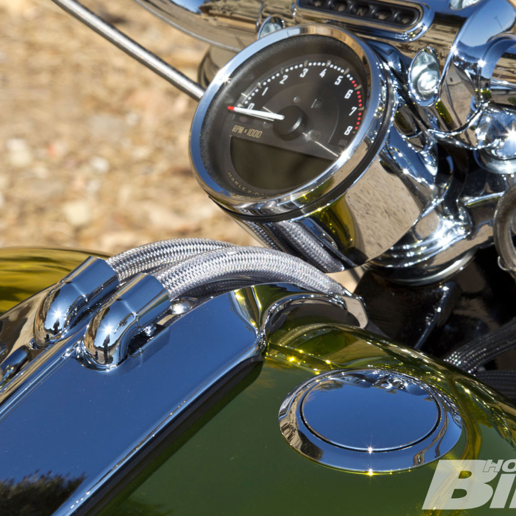 Быстрый мотоцикл Harley-Davidson CVO Breakout