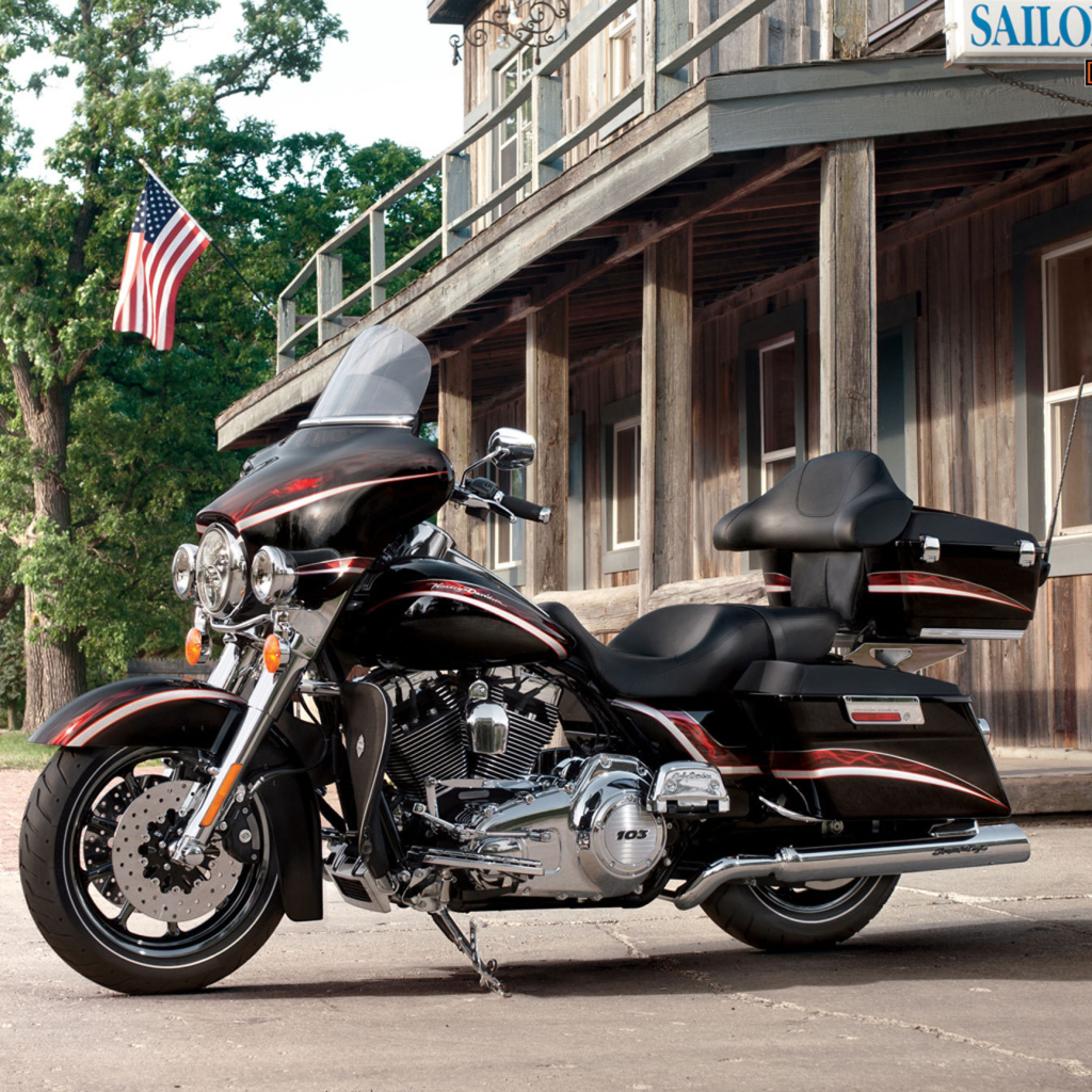 Быстрый мотоцикл Harley-Davidson CVO Electra Glide Ultra Classic