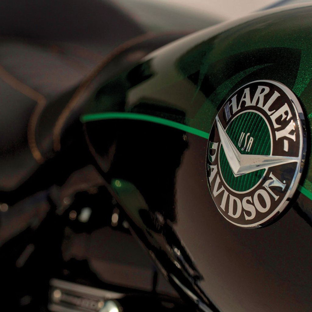 Быстрый мотоцикл Harley-Davidson CVO Road King