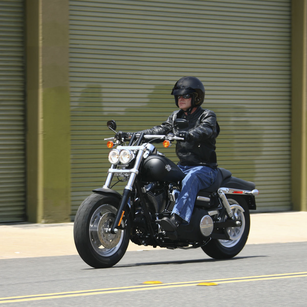 Быстрый мотоцикл Harley-Davidson Dyna Fat Bob