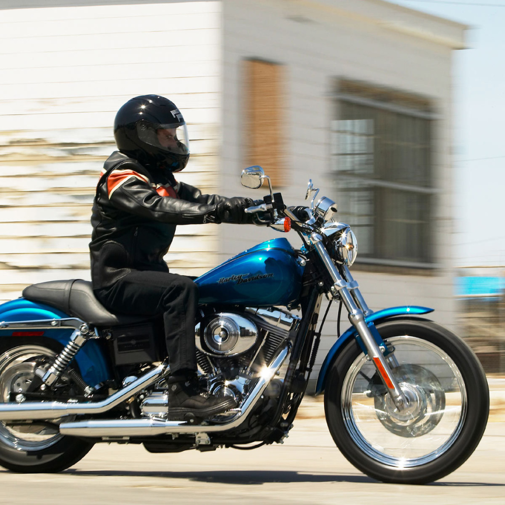 Быстрый мотоцикл Harley-Davidson Dyna Super Glide Custom