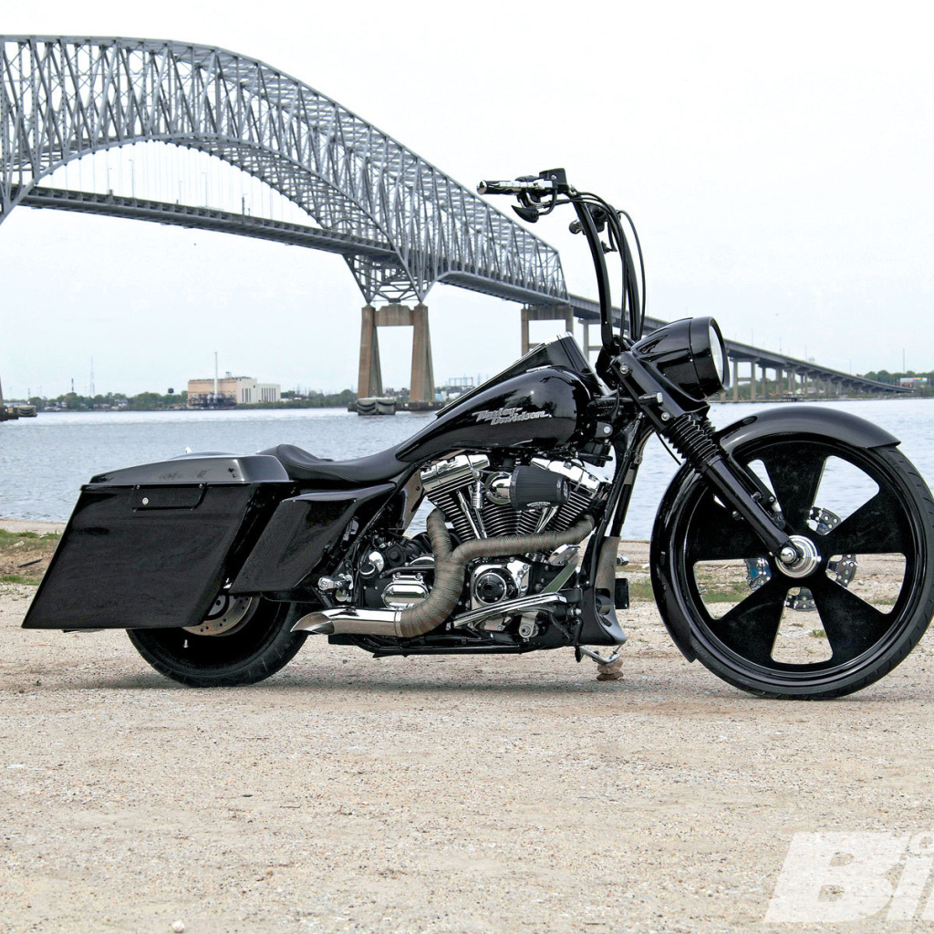 Быстрый мотоцикл Harley-Davidson Road King Anniversary Edition