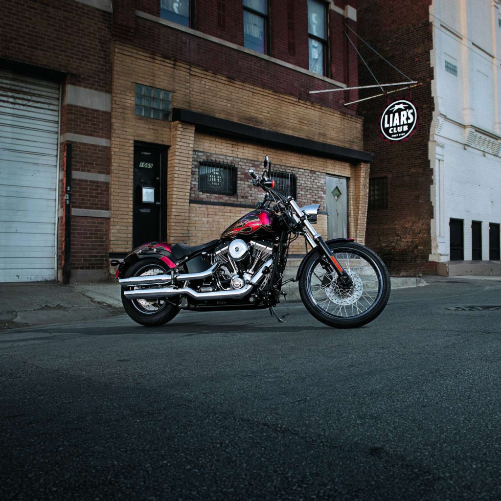 Быстрый мотоцикл Harley-Davidson Softail Blackline