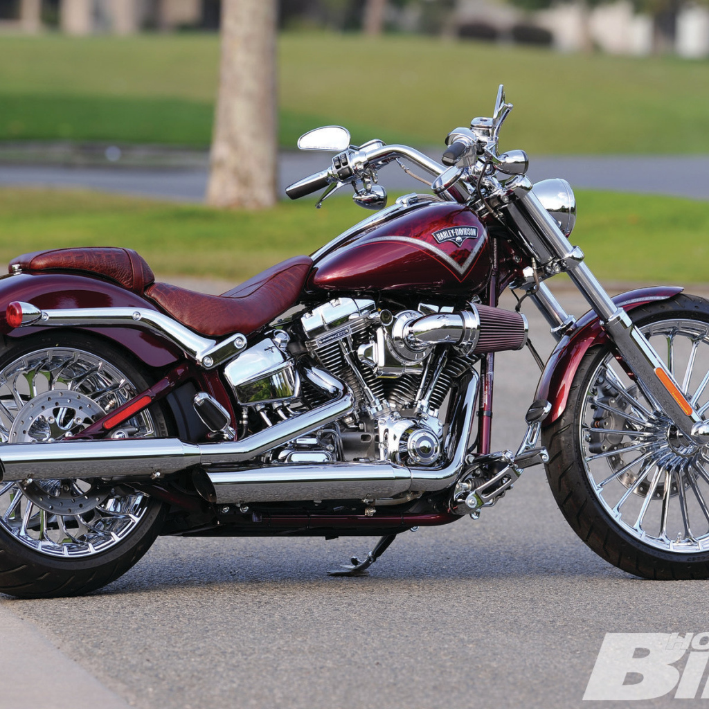 Быстрый мотоцикл Harley-Davidson Softail Breakout