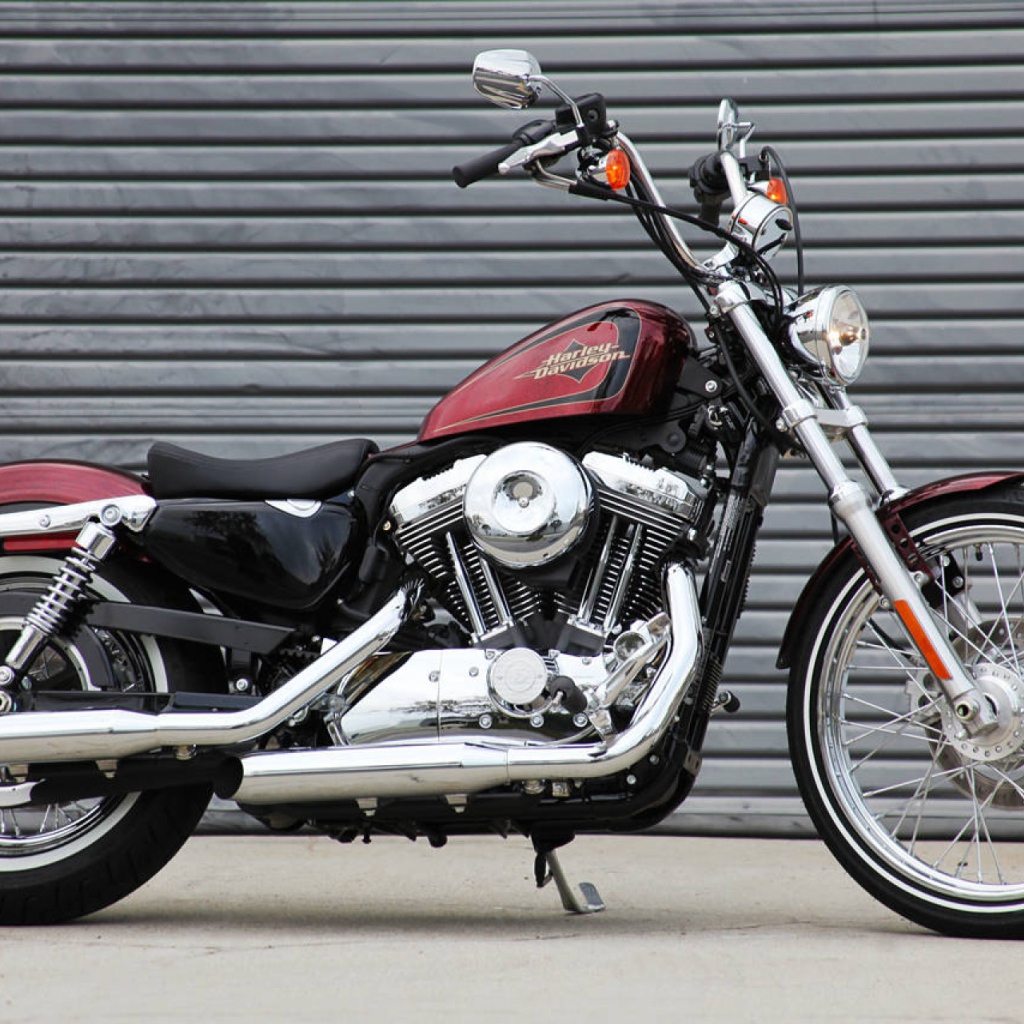 Быстрый мотоцикл Harley-Davidson XL 1200V Sportster Seventy-Two