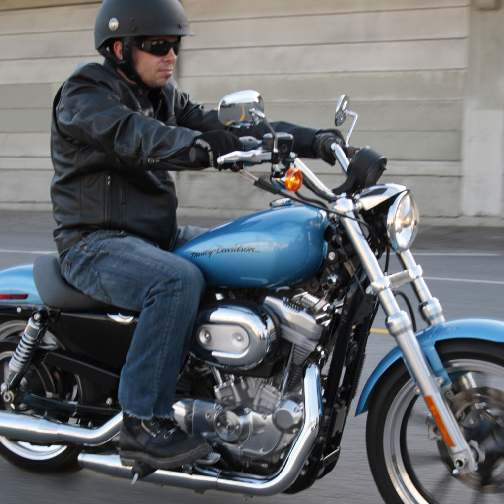 Быстрый мотоцикл Harley-Davidson XL 883L Sportster