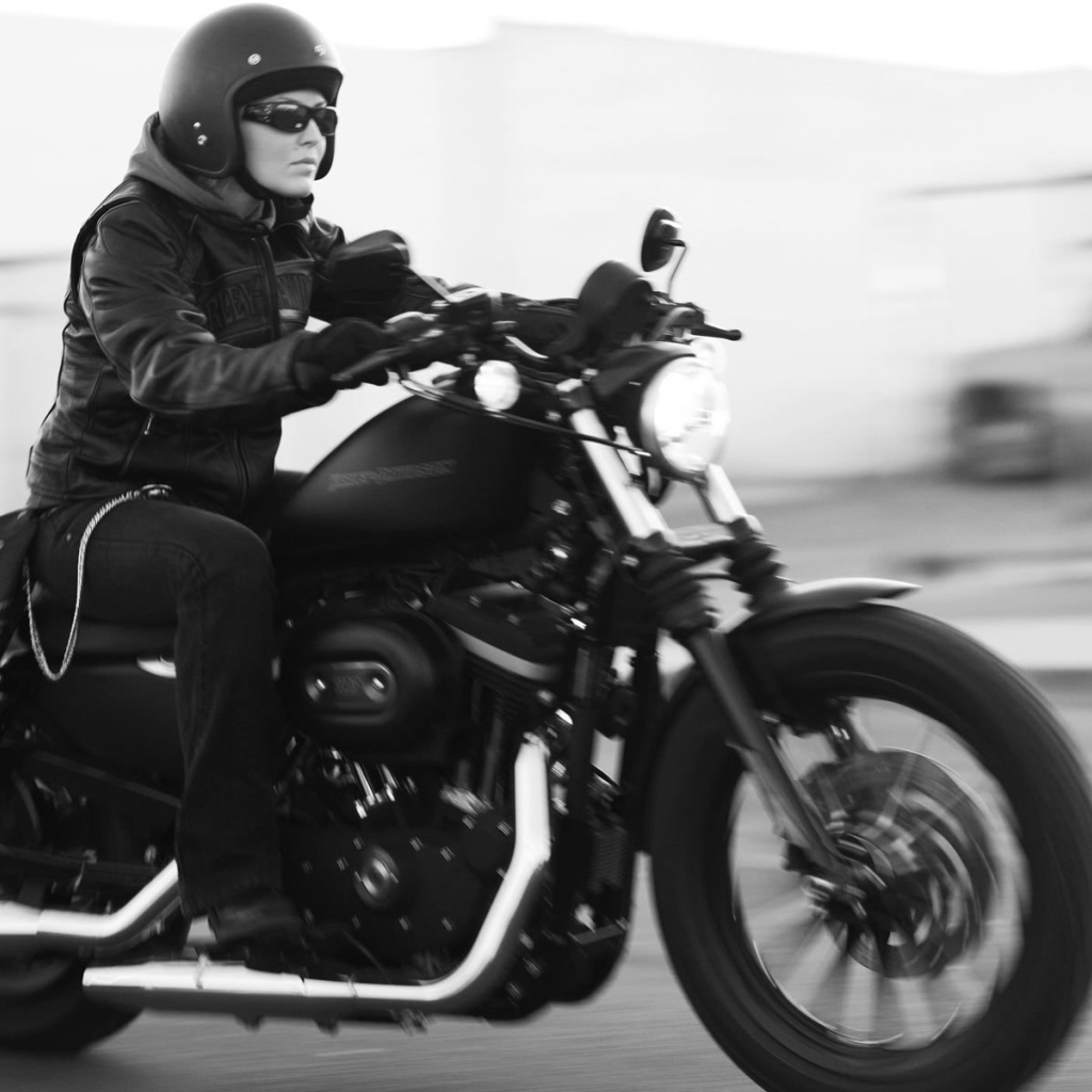 Быстрый мотоцикл Harley-Davidson XL 883N Sportster Iron