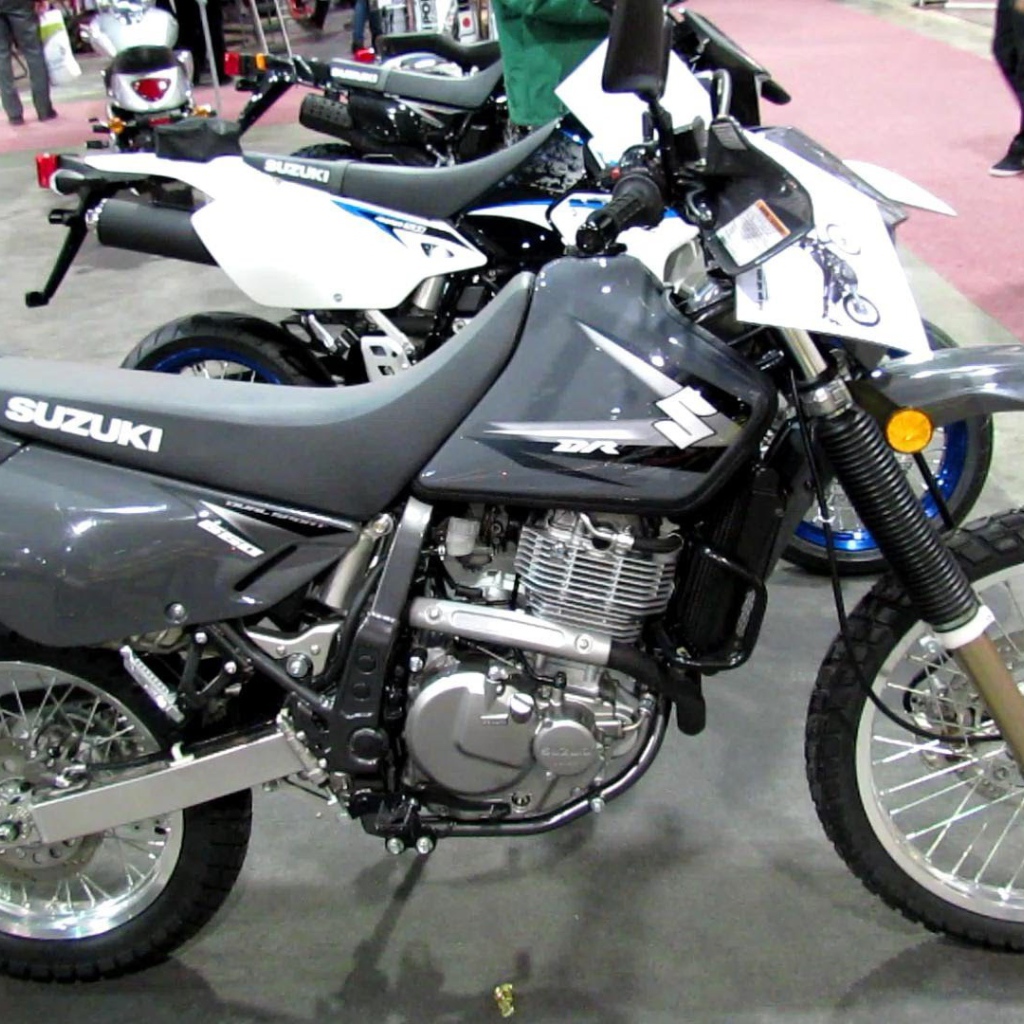 Быстрый мотоцикл Suzuki DR 650 SE