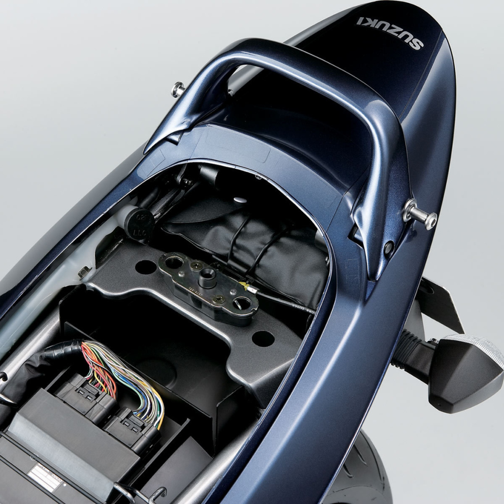 Быстрый мотоцикл Suzuki GSF 1250 S