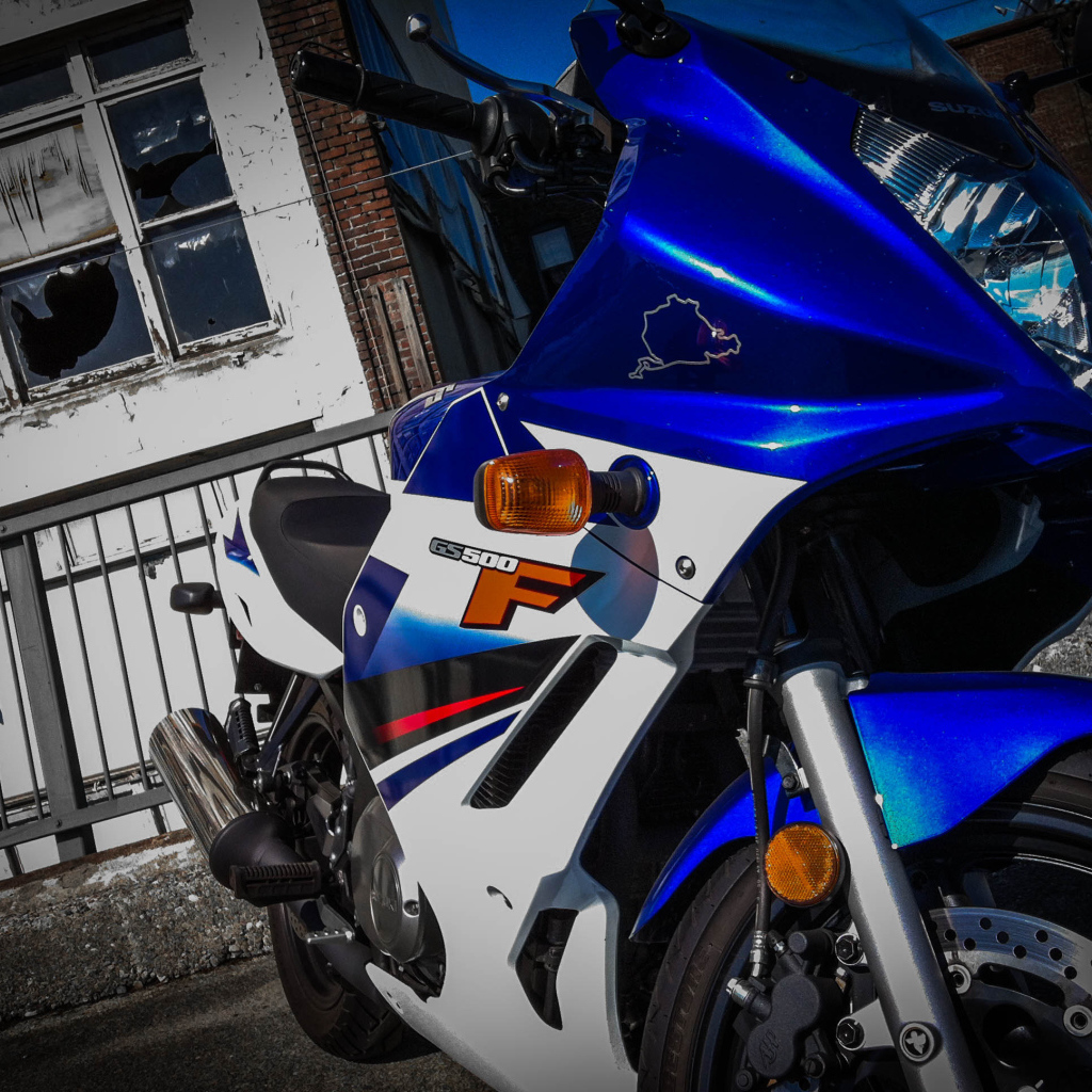 Быстрый мотоцикл Suzuki  GS 500 F