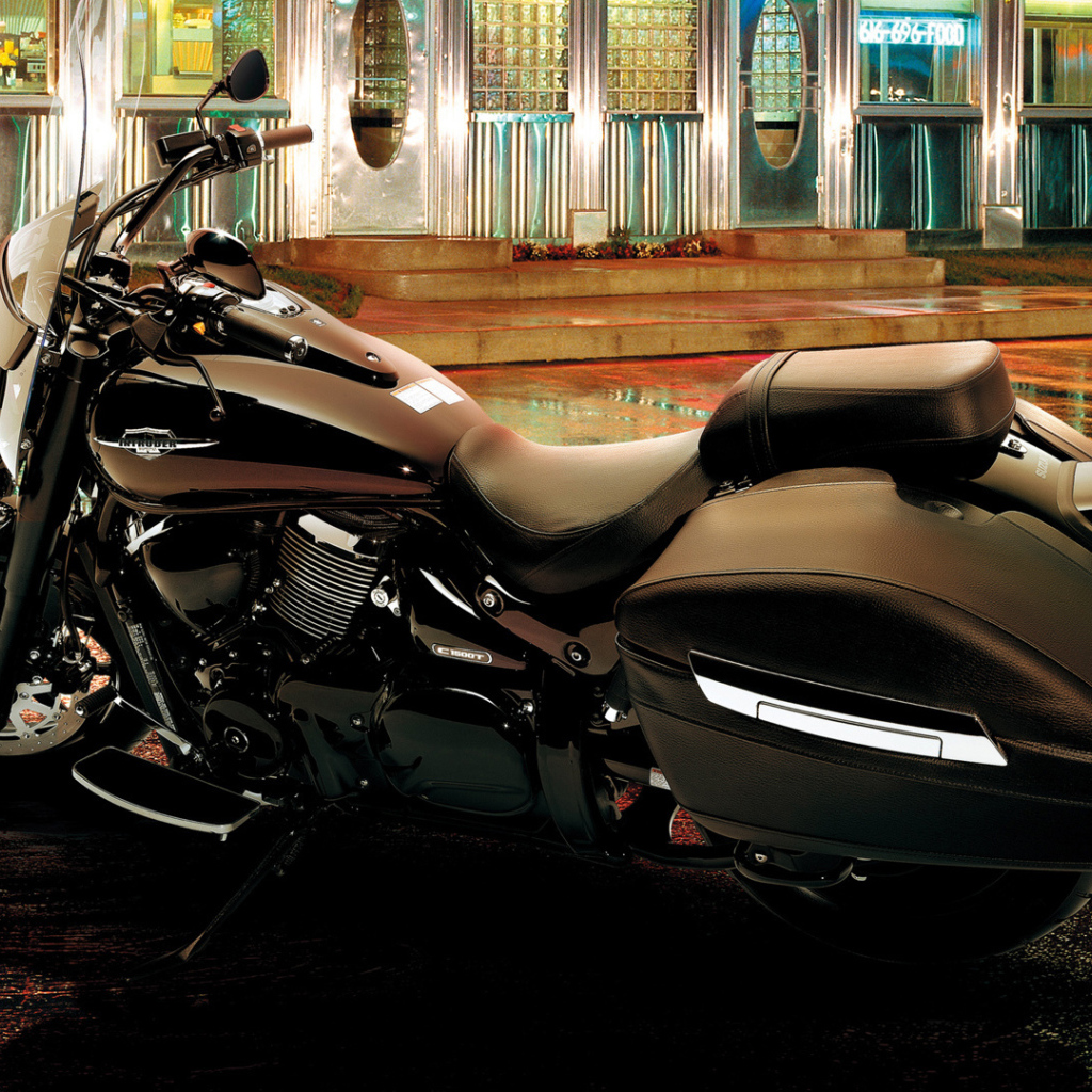 Быстрый мотоцикл Suzuki Intruder C1500T