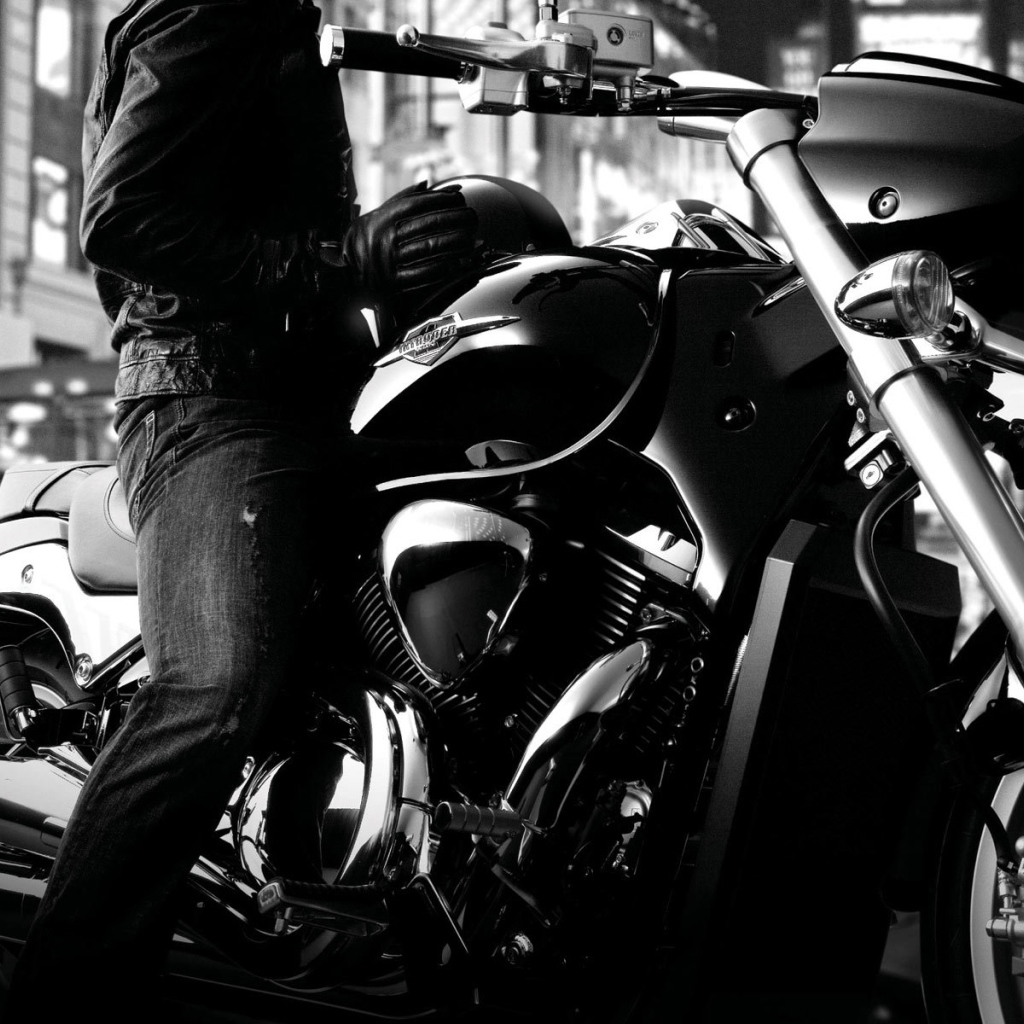 Быстрый мотоцикл Suzuki Intruder M1500