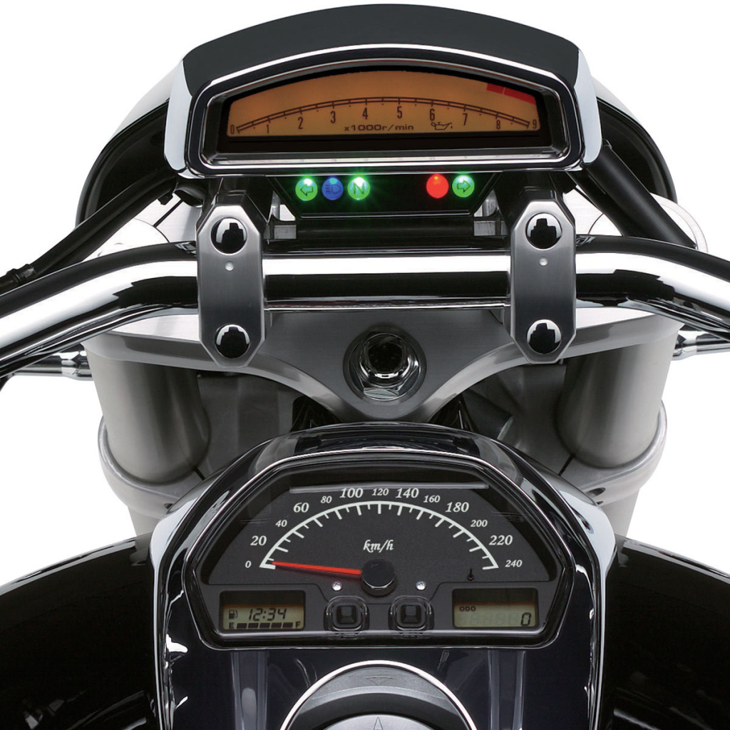 Быстрый мотоцикл Suzuki Intruder M1800 R