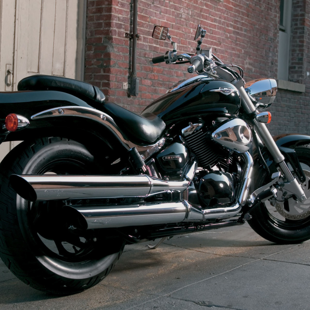 Быстрый мотоцикл Suzuki Intruder M800