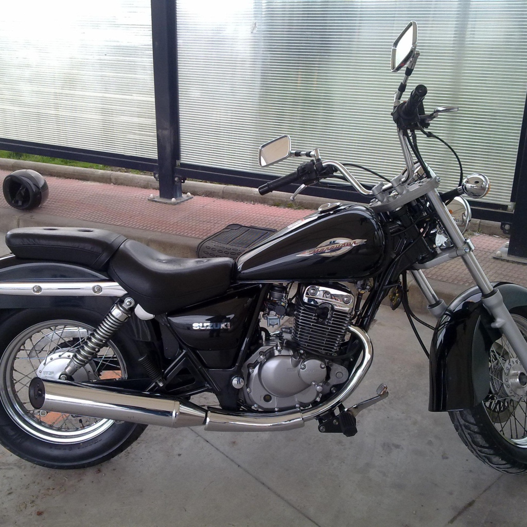 Быстрый мотоцикл Suzuki Marauder 125