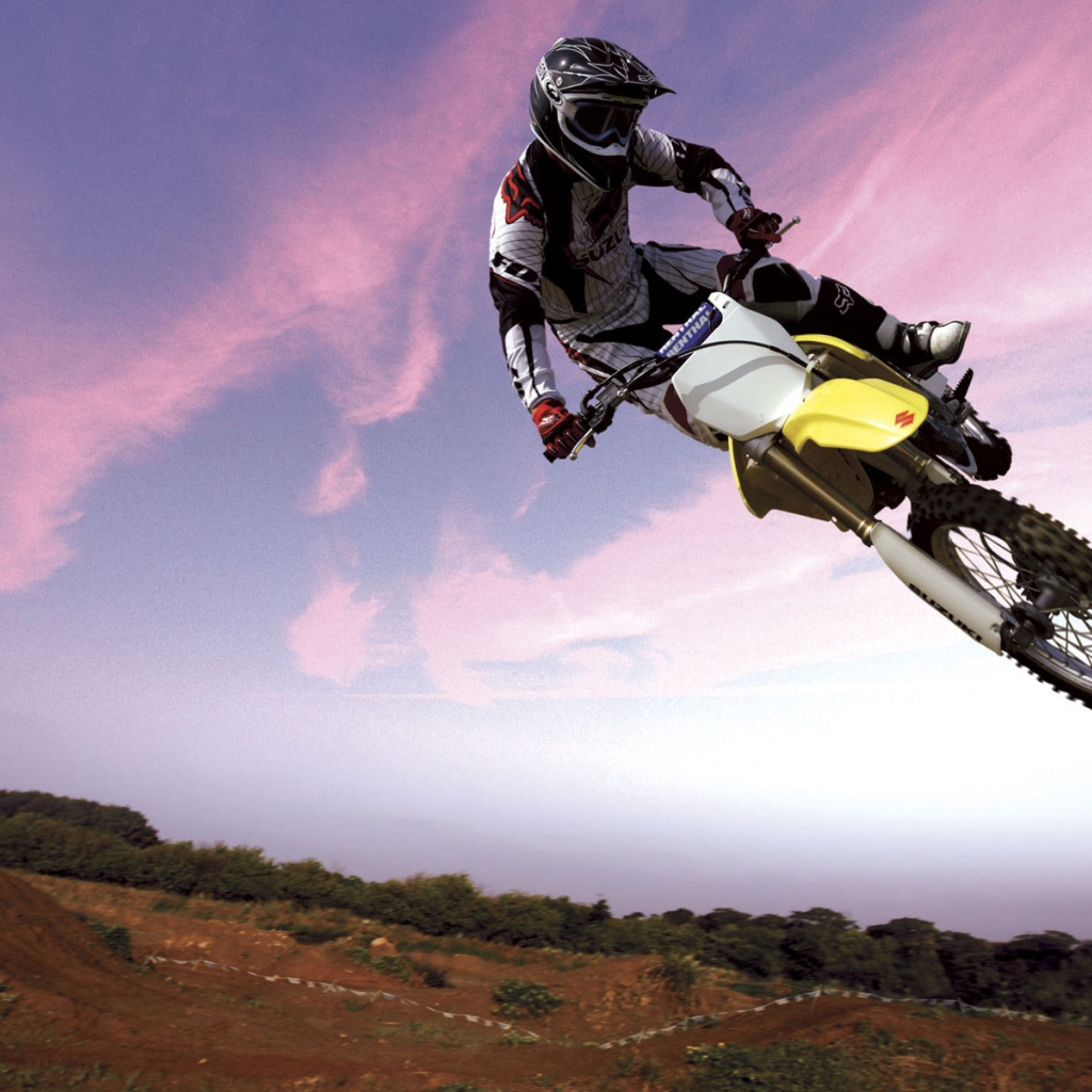 Быстрый мотоцикл Suzuki RM-Z 250