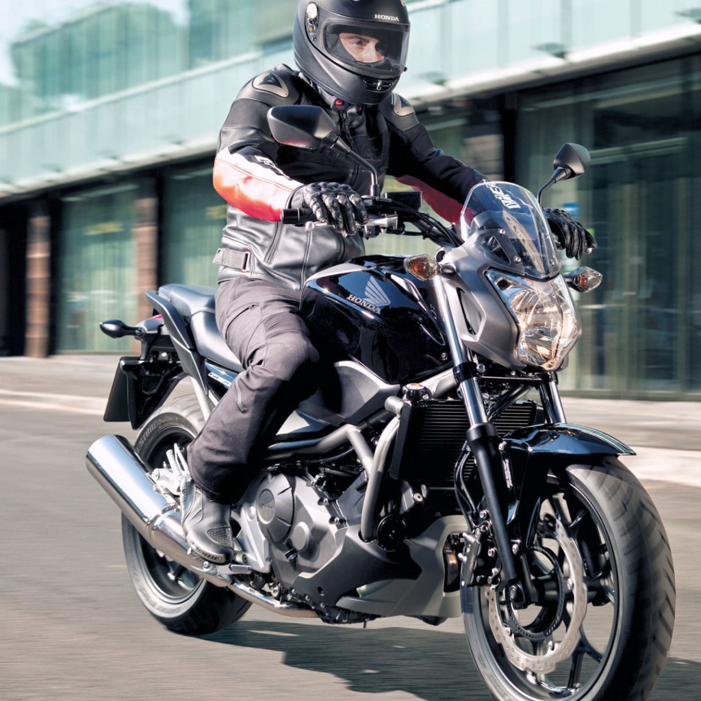 Быстрый мотоцикл Honda NC 700 S