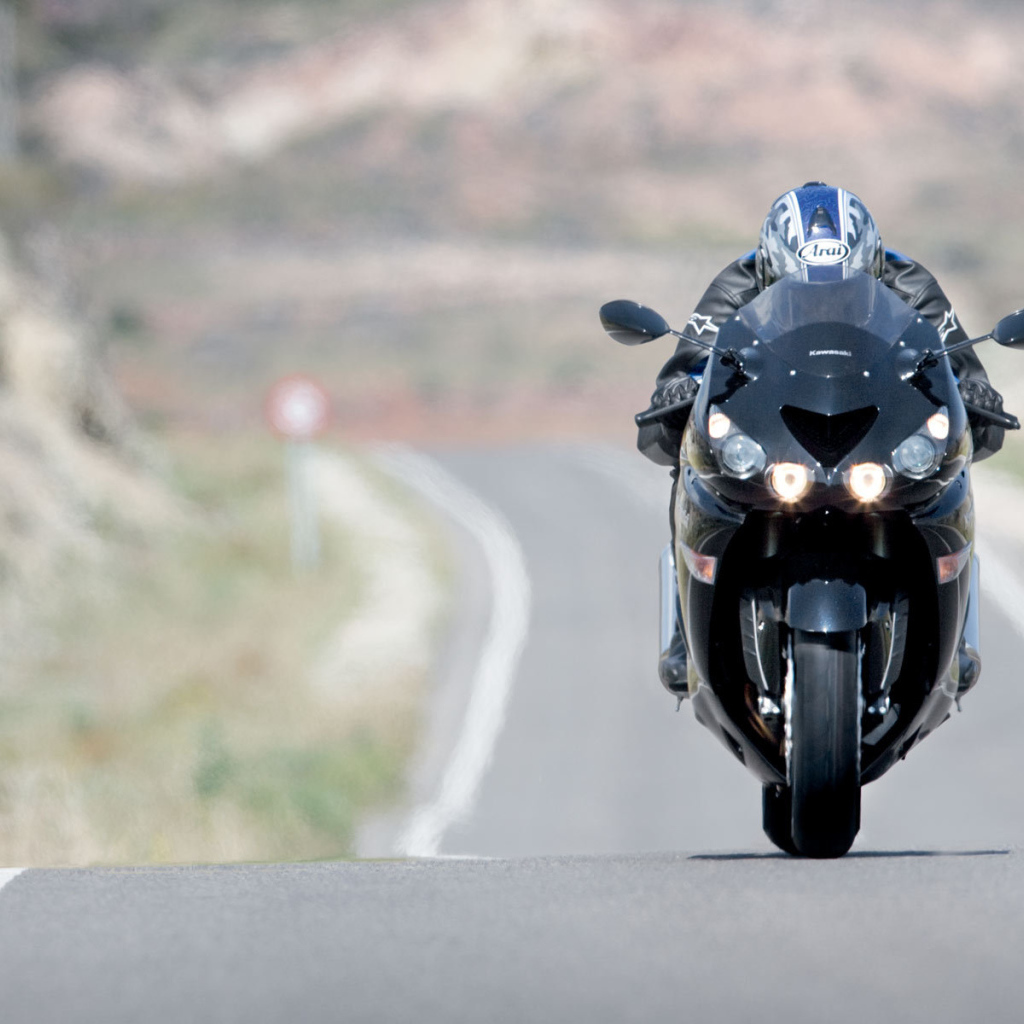 Быстрый мотоцикл Kawasaki ZZR 1400