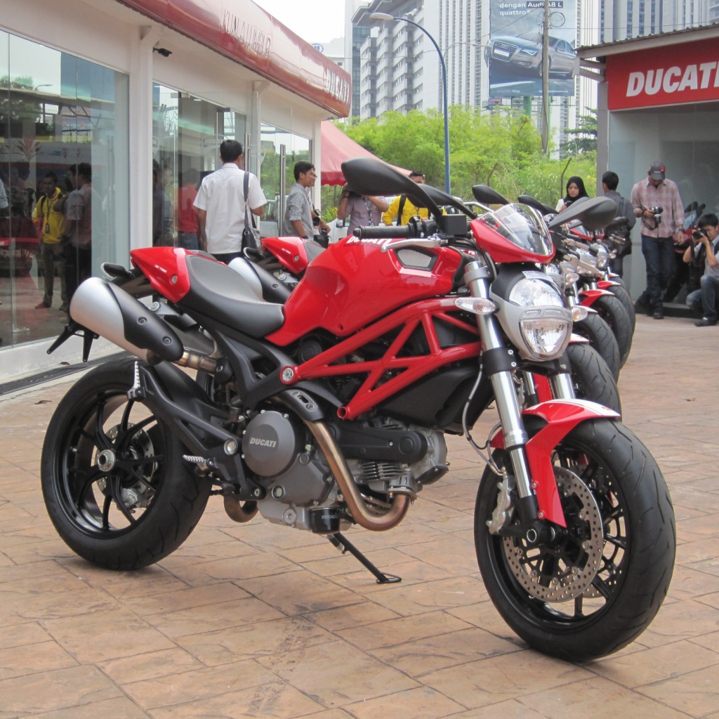 Невероятный мотоцикл Ducati Monster 796 Corse Stripe
