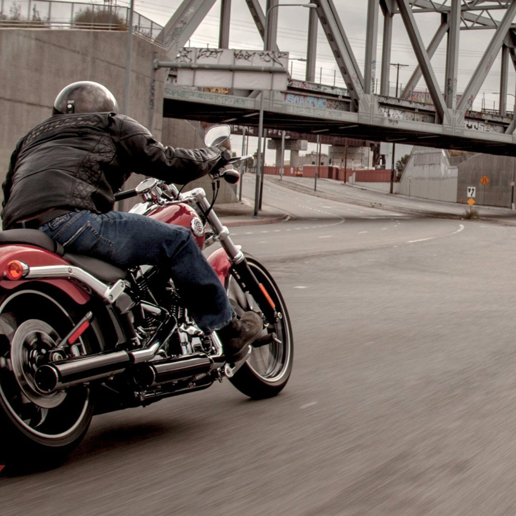 Невероятно быстрый мотоцикл Harley-Davidson CVO Breakout