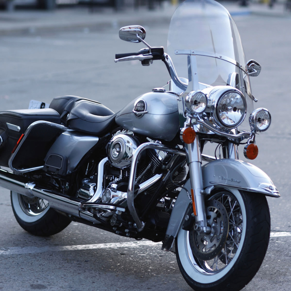 Невероятно быстрый мотоцикл Harley-Davidson Road King Anniversary Edition