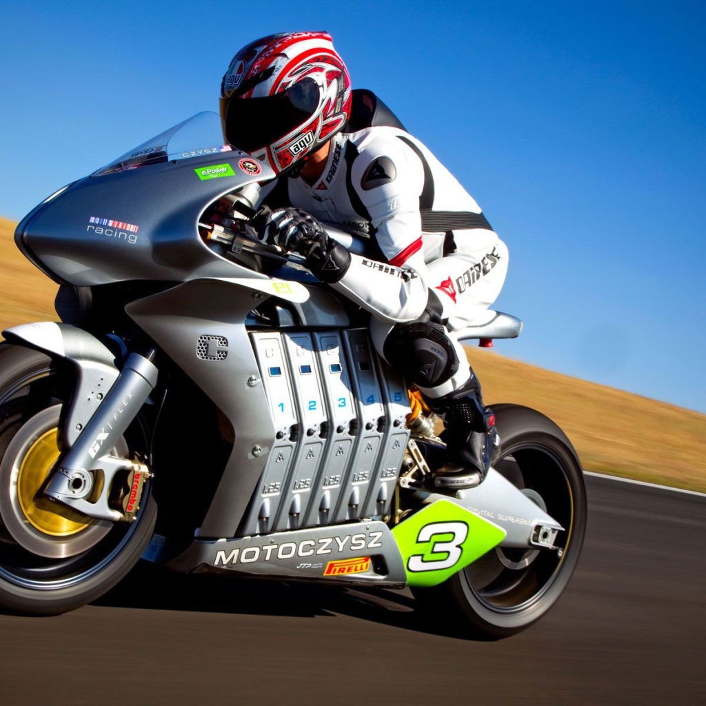 Мотоциклист во время гонки