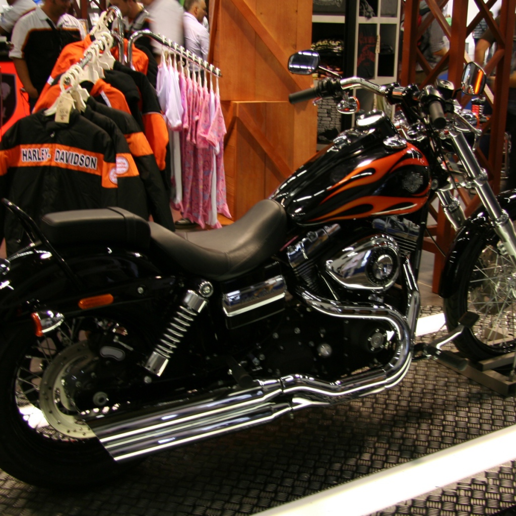 Мотоцикл модели Harley-Davidson Dyna Wide Glide