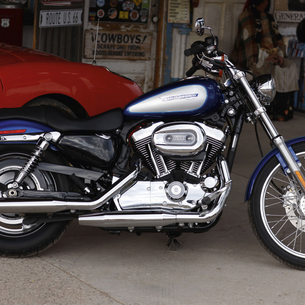 Мотоцикл модели Harley-Davidson XL 1200C Sportster Custom