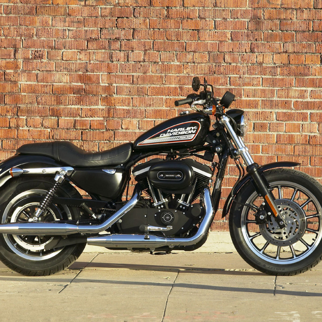 Мотоцикл модели Harley-Davidson XL 883R Sportster Roadster