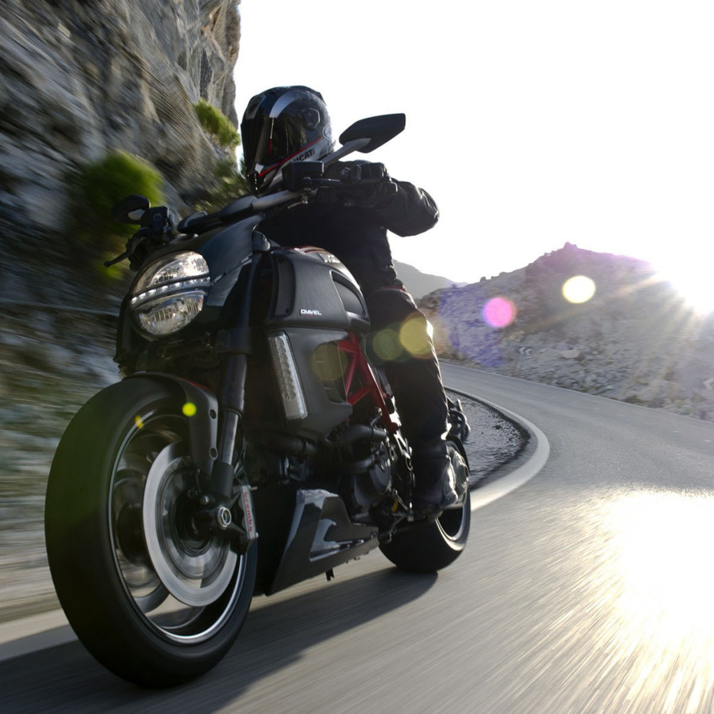 Новый мотоцикл на дороге Ducati Diavel
