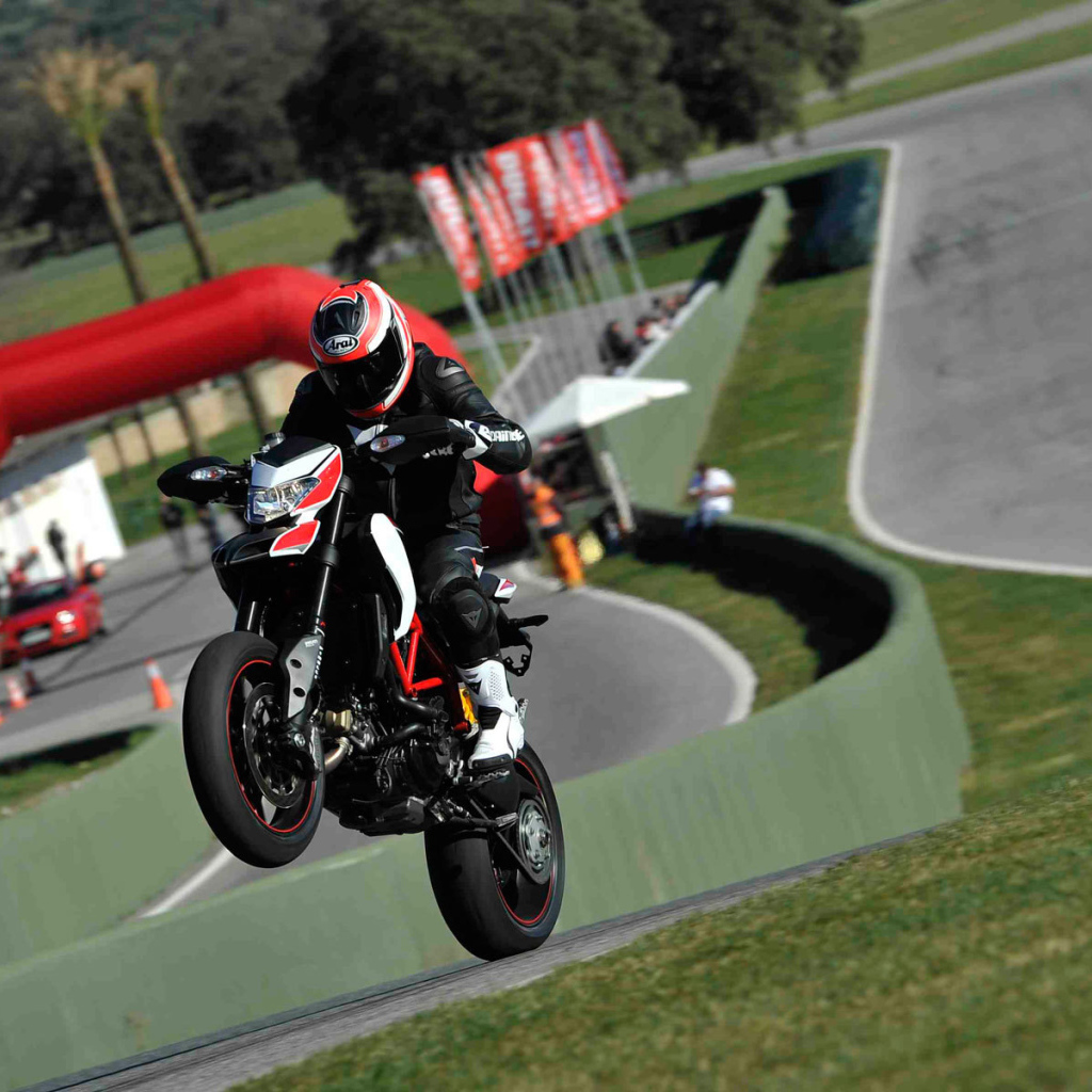 Новый мотоцикл на дороге Ducati Hypermotard SP