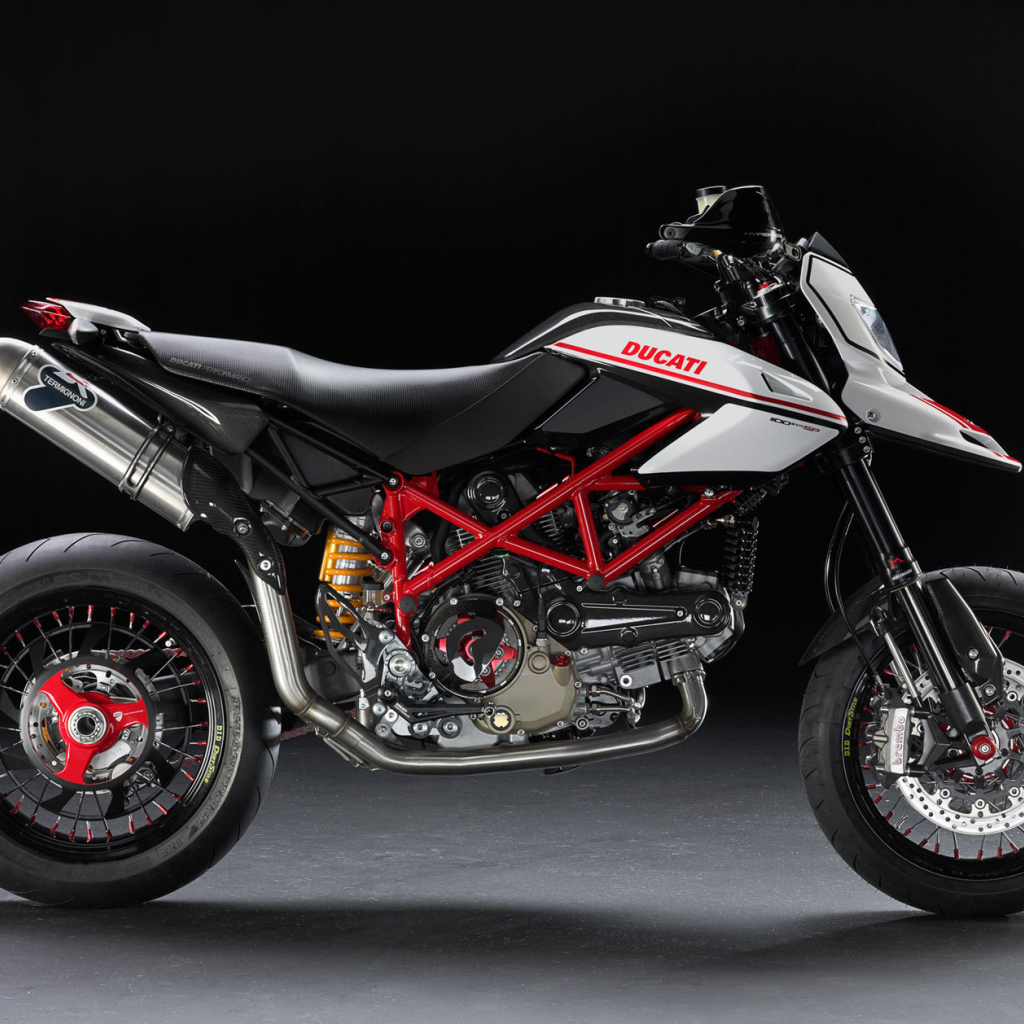 Новый мотоцикл на дороге Ducati Hypermotard
