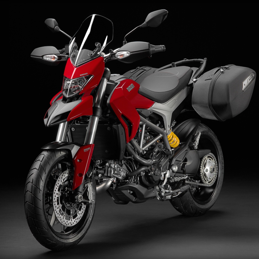 Новый мотоцикл на дороге Ducati Hyperstrada