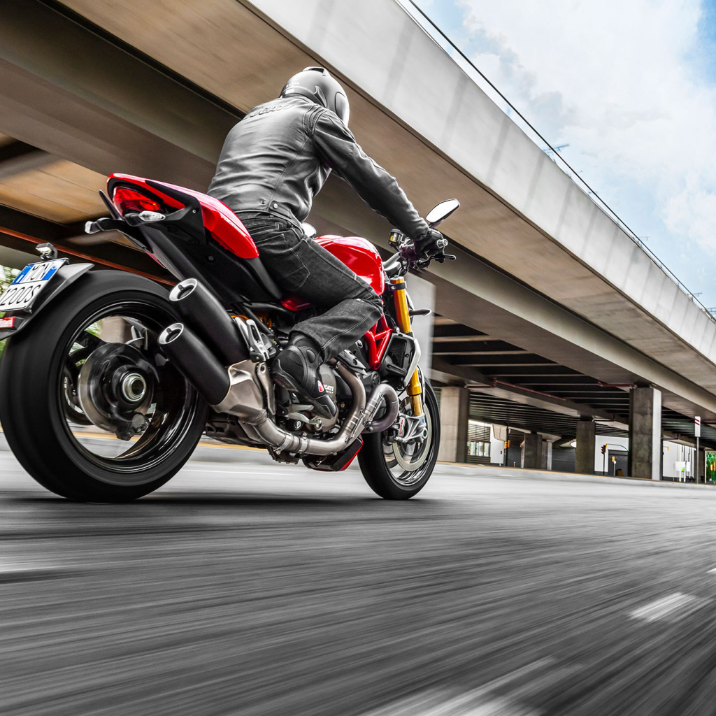 Новый мотоцикл на дороге Ducati Monster 1200