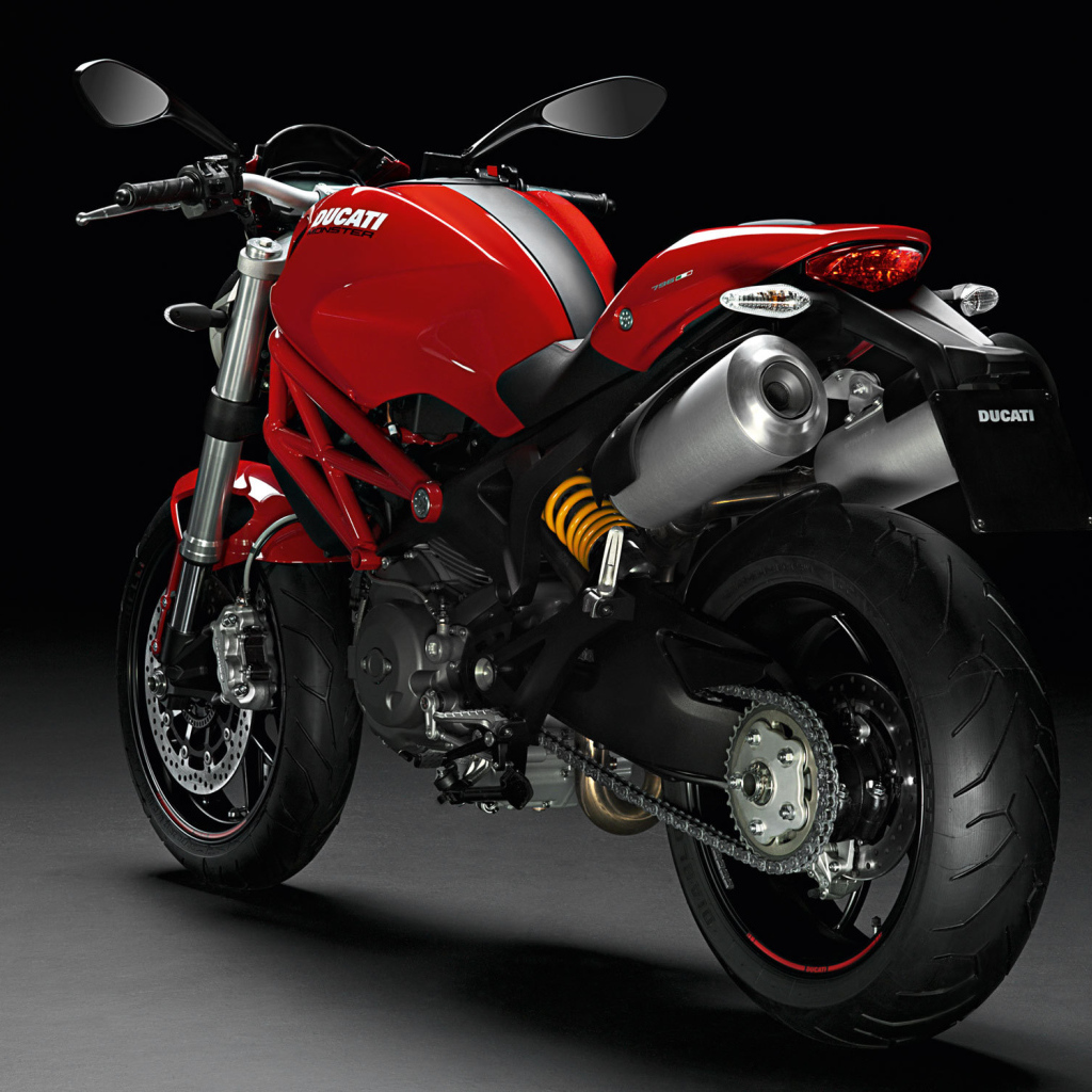 Новый мотоцикл на дороге Ducati Monster 796 Corse Stripe