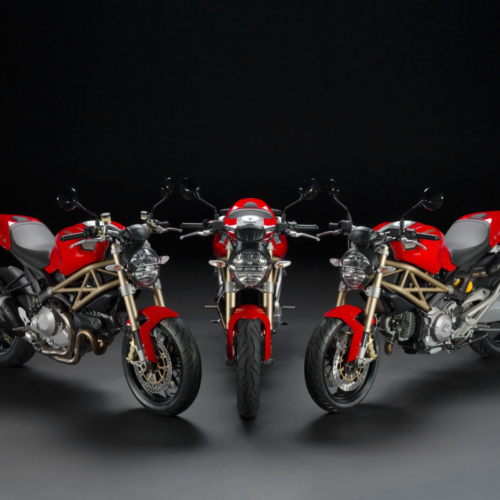Новый мотоцикл на дороге Ducati Monster Diesel