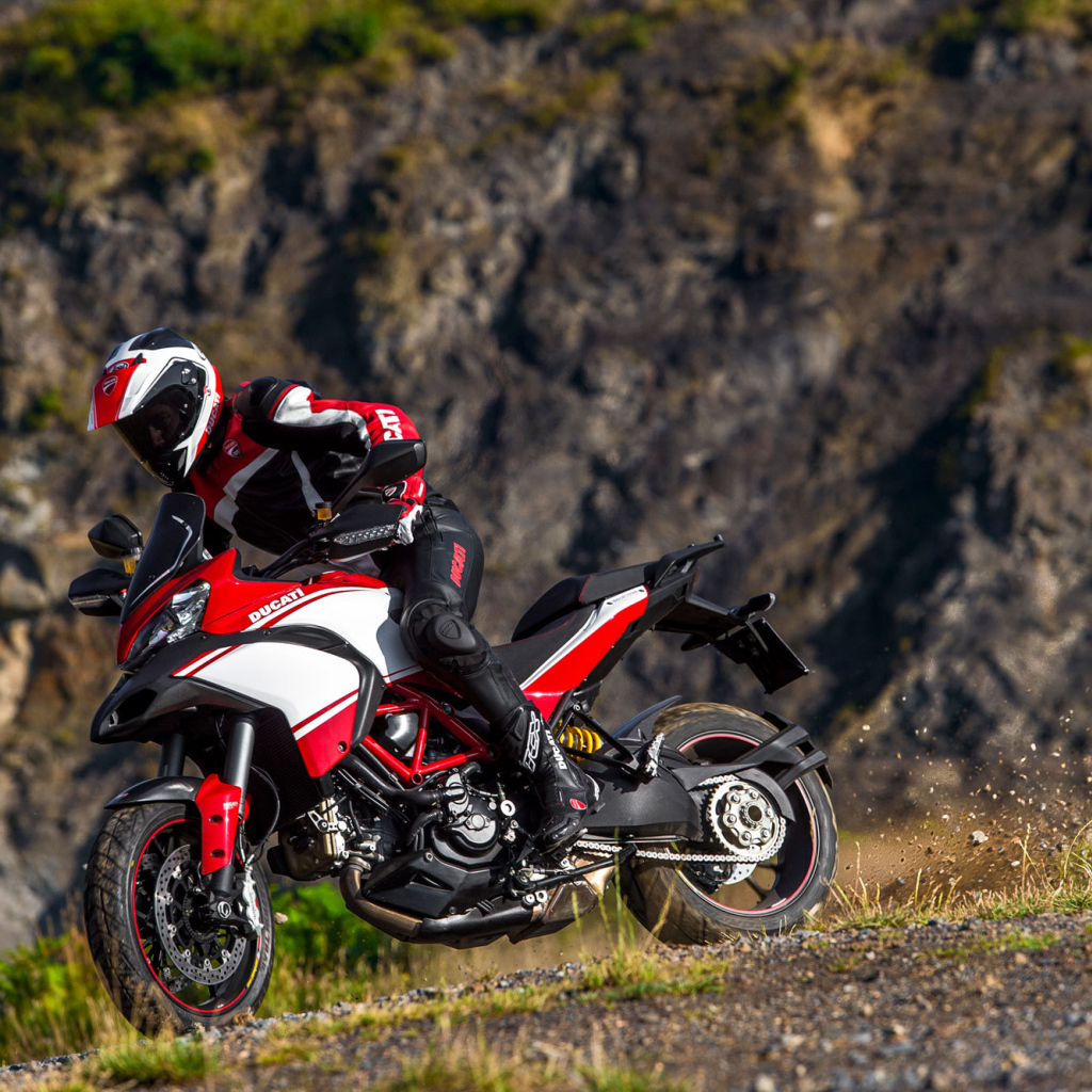 Новый мотоцикл на дороге Ducati Multistrada 1200 S Granturismo