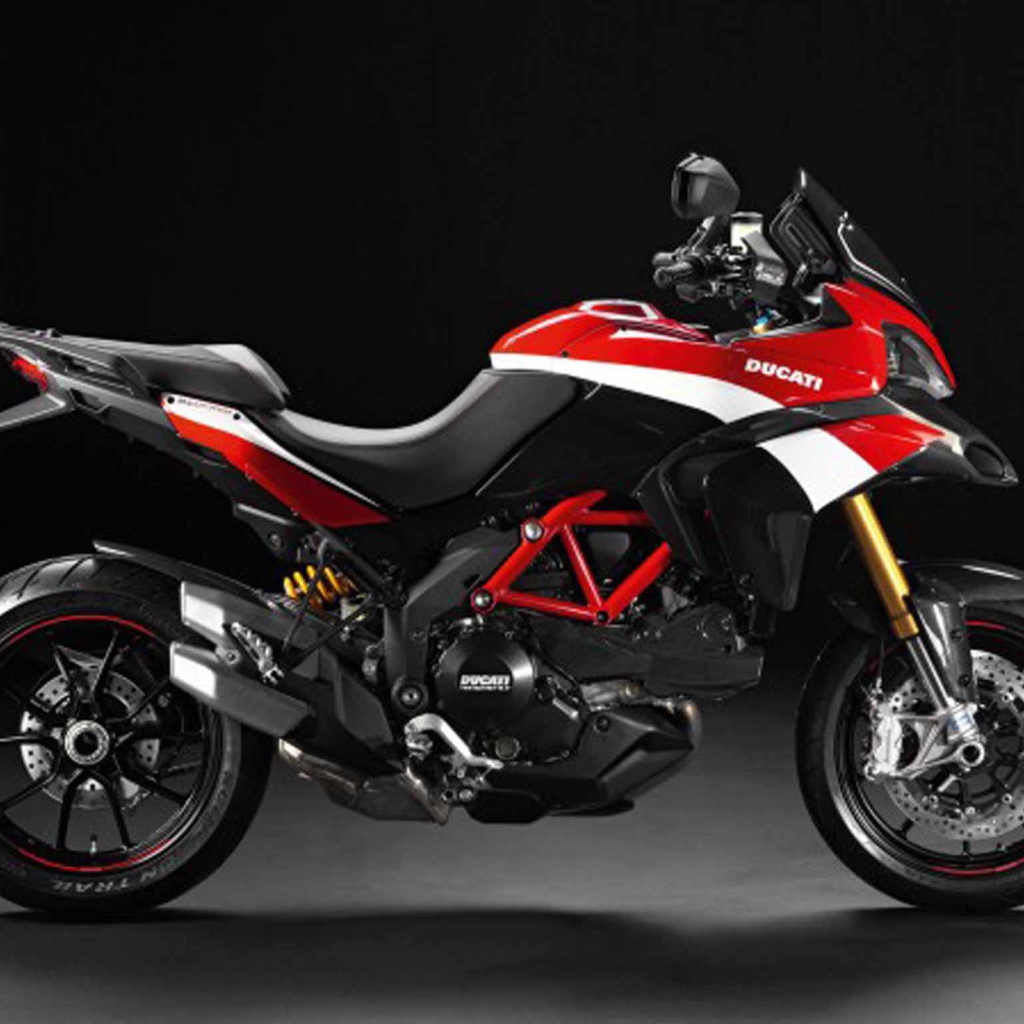 Новый мотоцикл на дороге Ducati Multistrada 1200