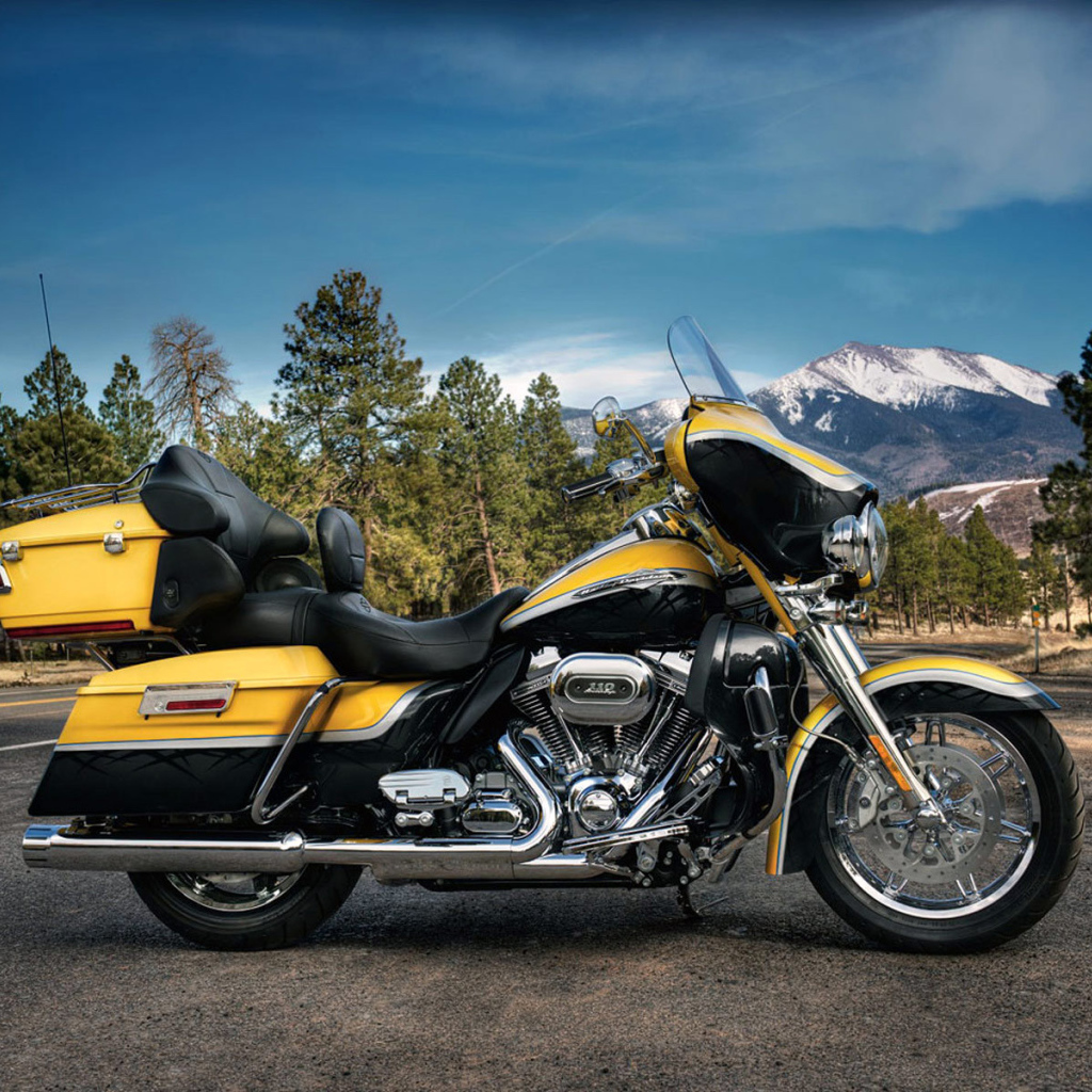 Новый мотоцикл на дороге Harley-Davidson CVO Electra Glide Ultra Classic