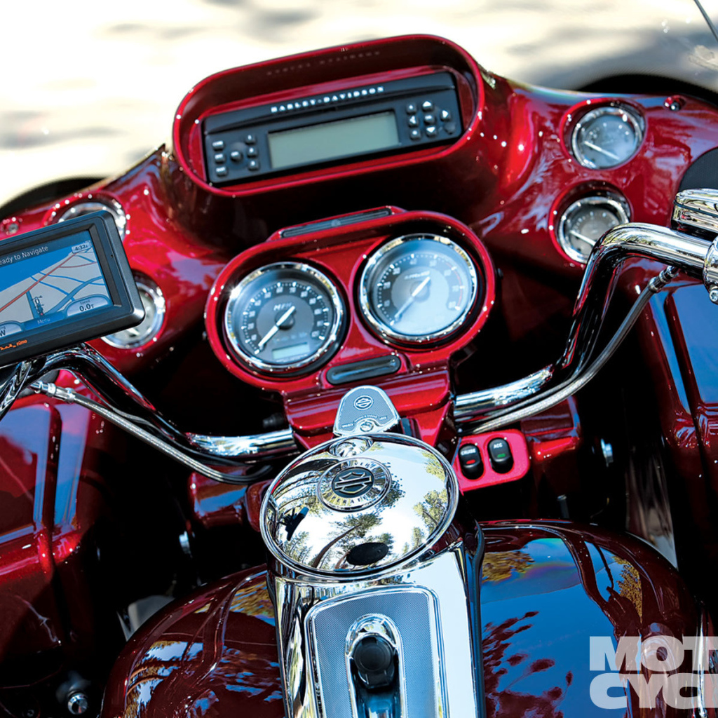 Новый мотоцикл на дороге Harley-Davidson CVO Road Glide Custom