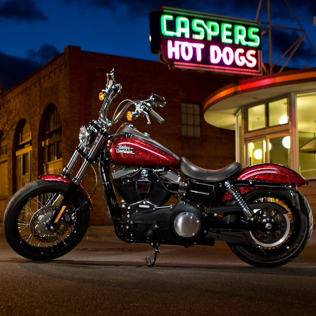 Новый мотоцикл на дороге Harley-Davidson Dyna Street Bob