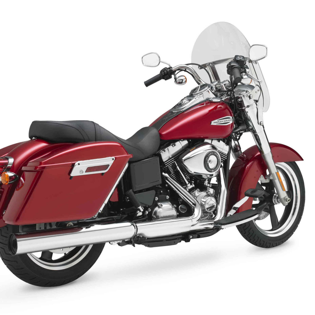 Новый мотоцикл на дороге Harley-Davidson Dyna Switchback